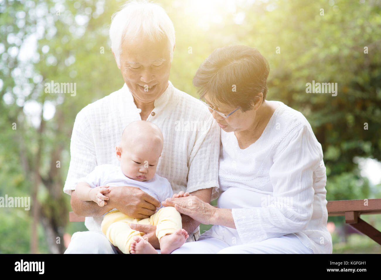 Senior Paar mit Baby Enkel, asiatische Großeltern mit Enkelkind, Lebensversicherung Konzept. Stockfoto