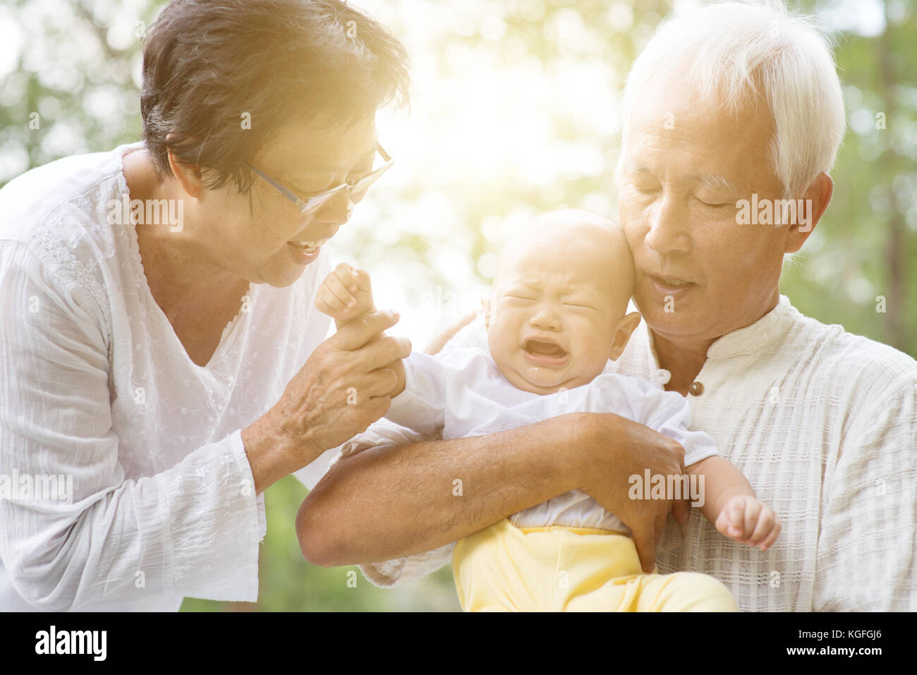 Enkel und Großeltern Spaß im Freien. asiatische Familie, Lebens- Konzept. Stockfoto