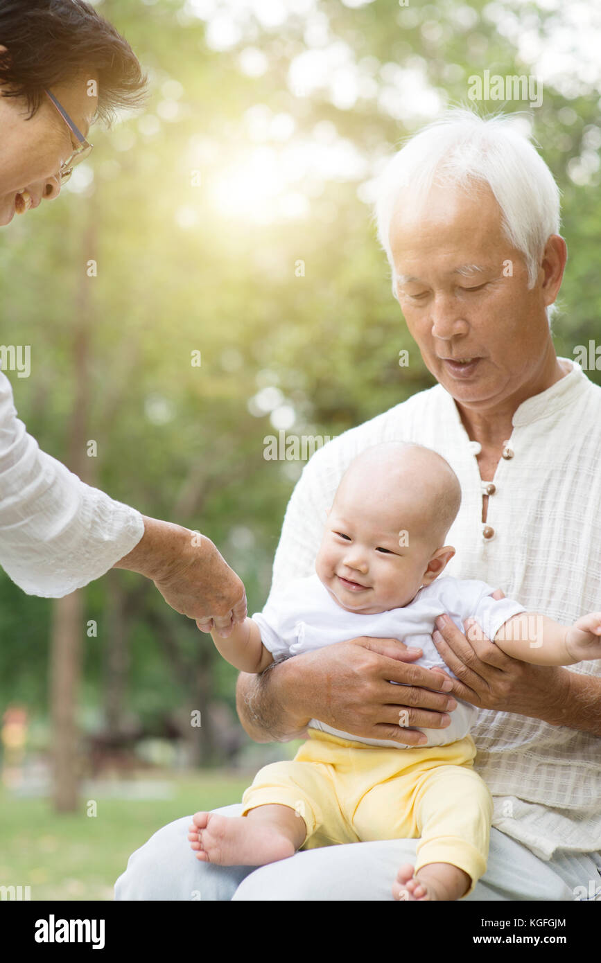 Baby Enkel und Großeltern Spaß im Freien. asiatische Familie, Lebens- Konzept. Stockfoto