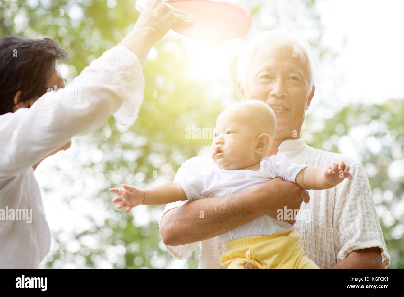 Großeltern kümmert sich um Baby Enkelkind in outdoor Park. asiatische Familie, Lebens- Konzept. Stockfoto