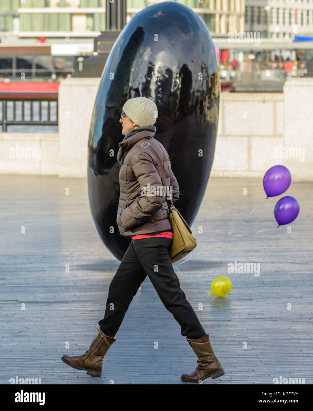 Frau einen Spaziergang entlang der South Bank in London. Stockfoto