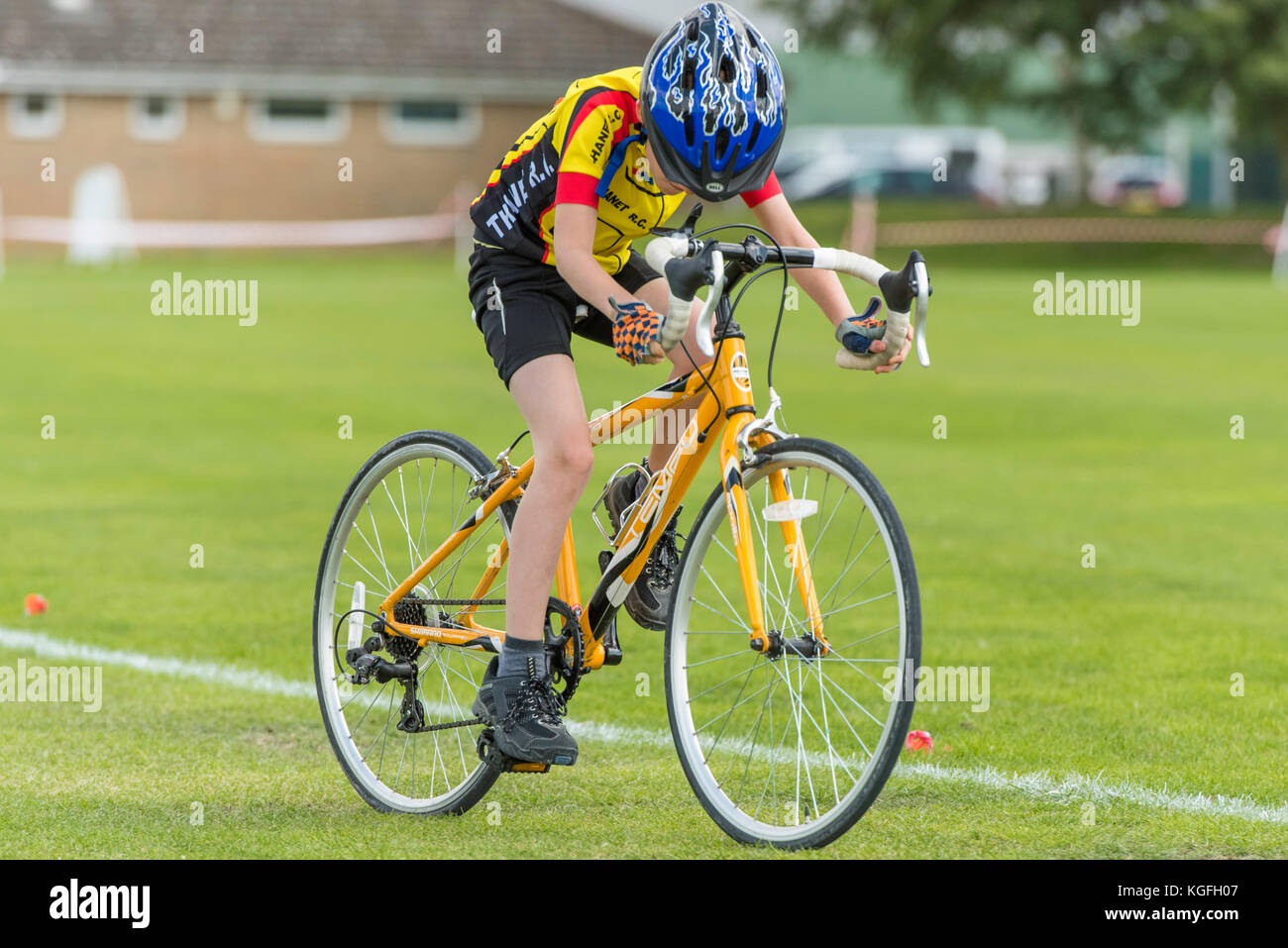 Junge Gras track Racing auf Fahrrädern an der Universität kent, Canterbury, Kent. Stockfoto