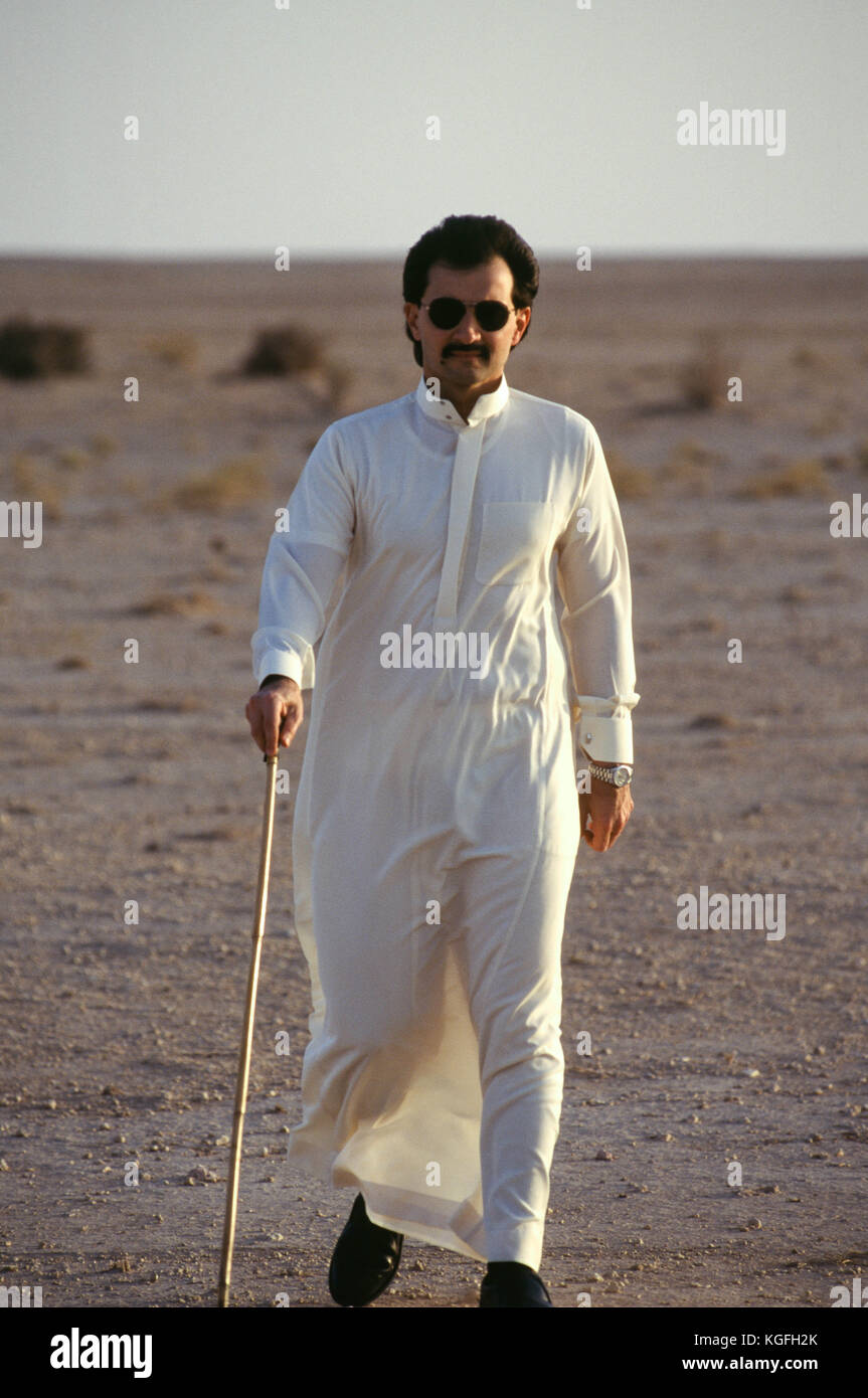 Saudischer Prinz Al-Waleed bin Talal bin Abdulaziz al Saud, Geschäftsmann, Investor und Philanthrope und Mitglied der saudischen Königsfamilie, auf seinem Wüstenrückzug außerhalb von Riad, wo er aus dem Büro und der Stadt kommt, um sich zu erholen und zu tanken, 1997. Al-Waleed wurde am 4. November 2017 in einer Korruptionsbekämpfung festgenommen, an der mindestens zehn weitere Prinzen, vier Minister und Dutzende ehemalige Minister teilnahmen, die Schockwellen durch das Königreich und die wichtigsten Finanzzentren der Welt schickten. Stockfoto