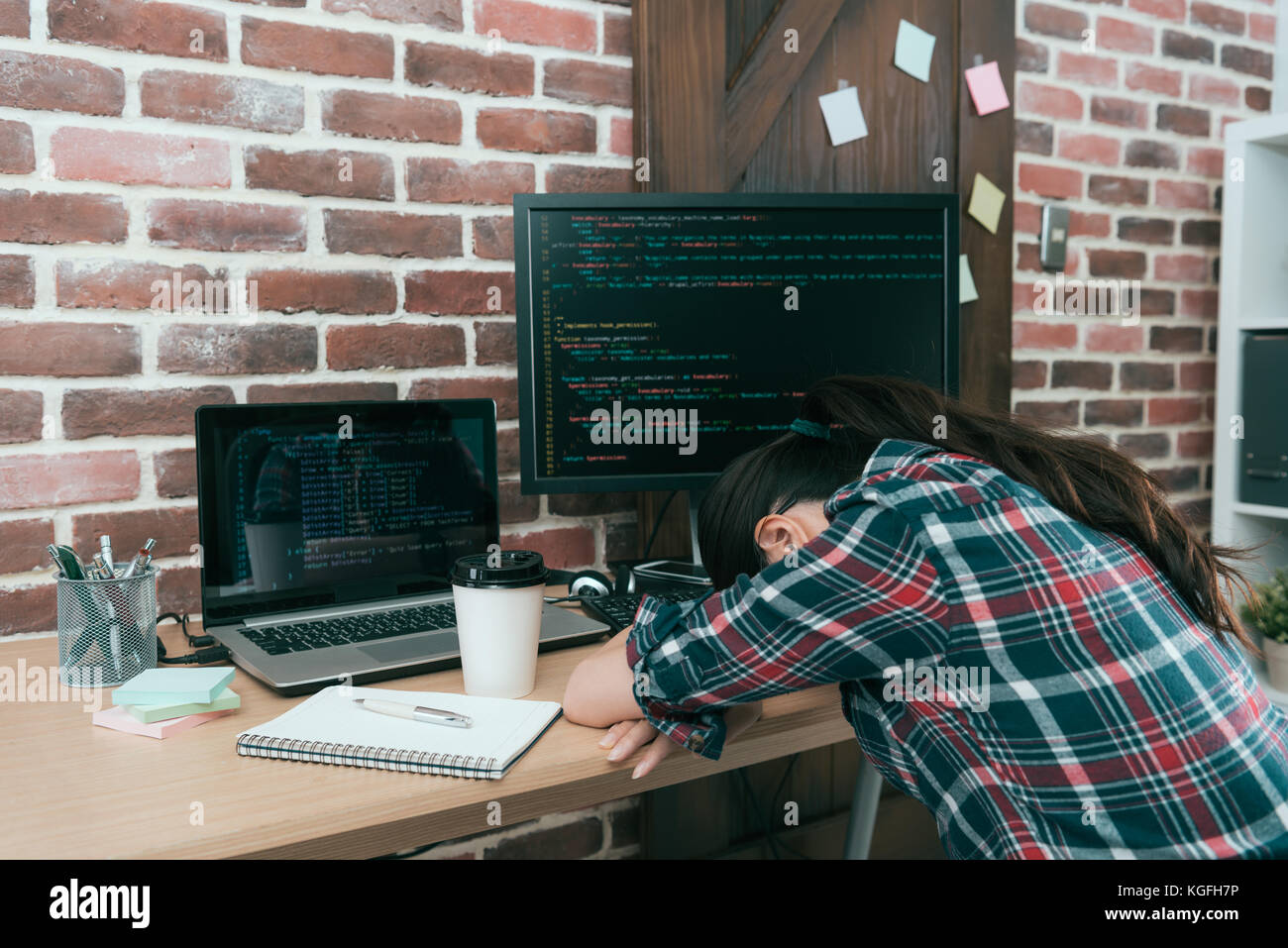 Professionelle junge Informatiker Frau design code Data System Überlastung im Amt müde und schlafen auf Schreibtisch ruht. Stockfoto