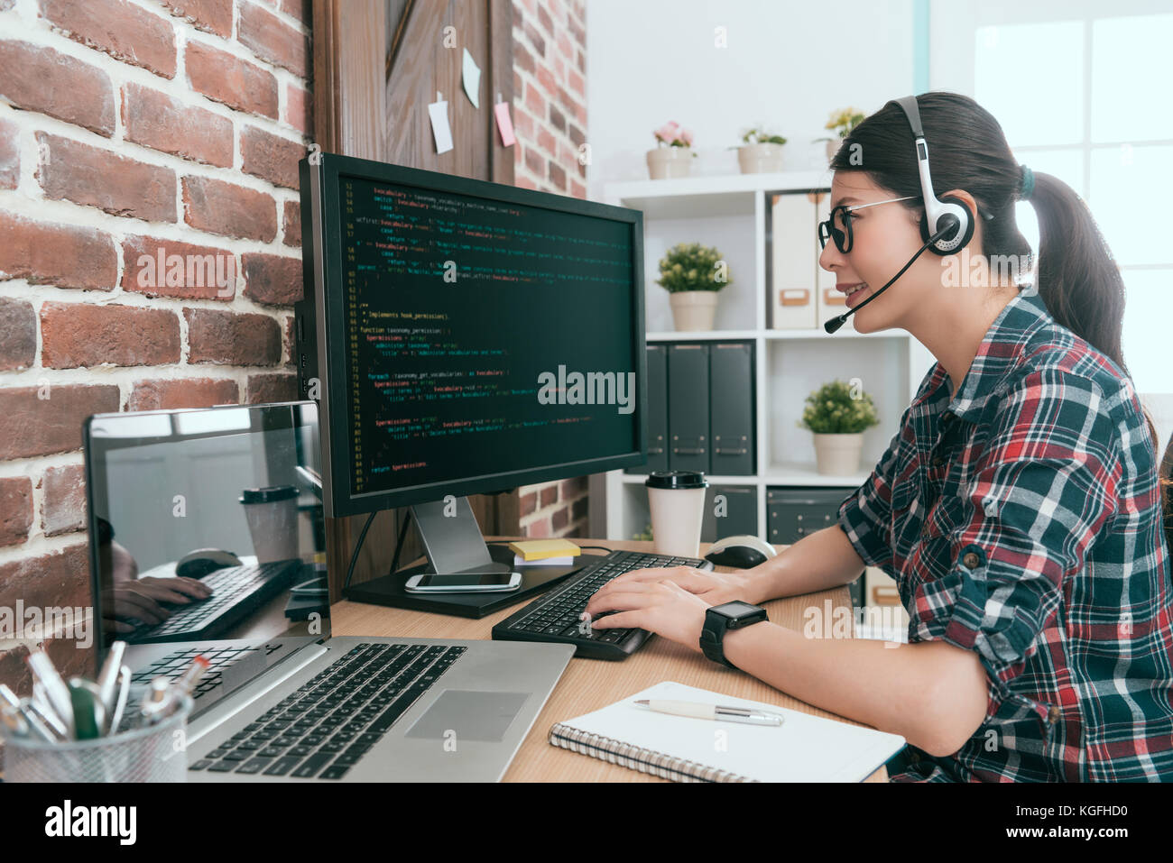 Professionelle elegant woman Computer engineer mit Daten Code zur Festsetzung Webseite des Kunden und durch online remote System Monitoring. Stockfoto