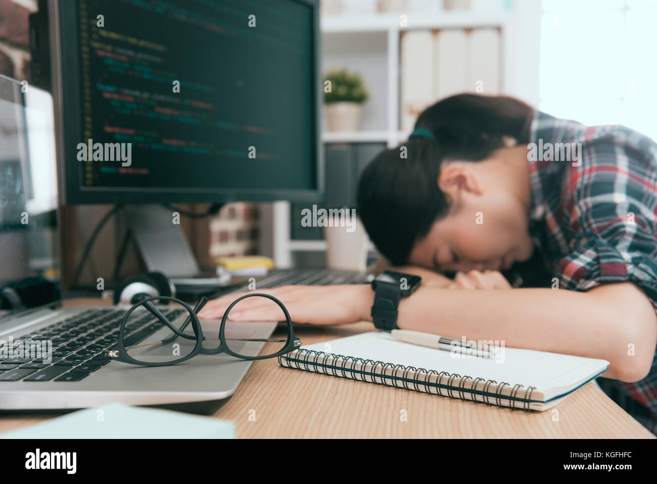 Attraktive Schönheit weiblicher Computer online System Development Company Büroangestellter überarbeitet und das Schlafen auf Schreibtisch. selektive Fokus Foto. Stockfoto