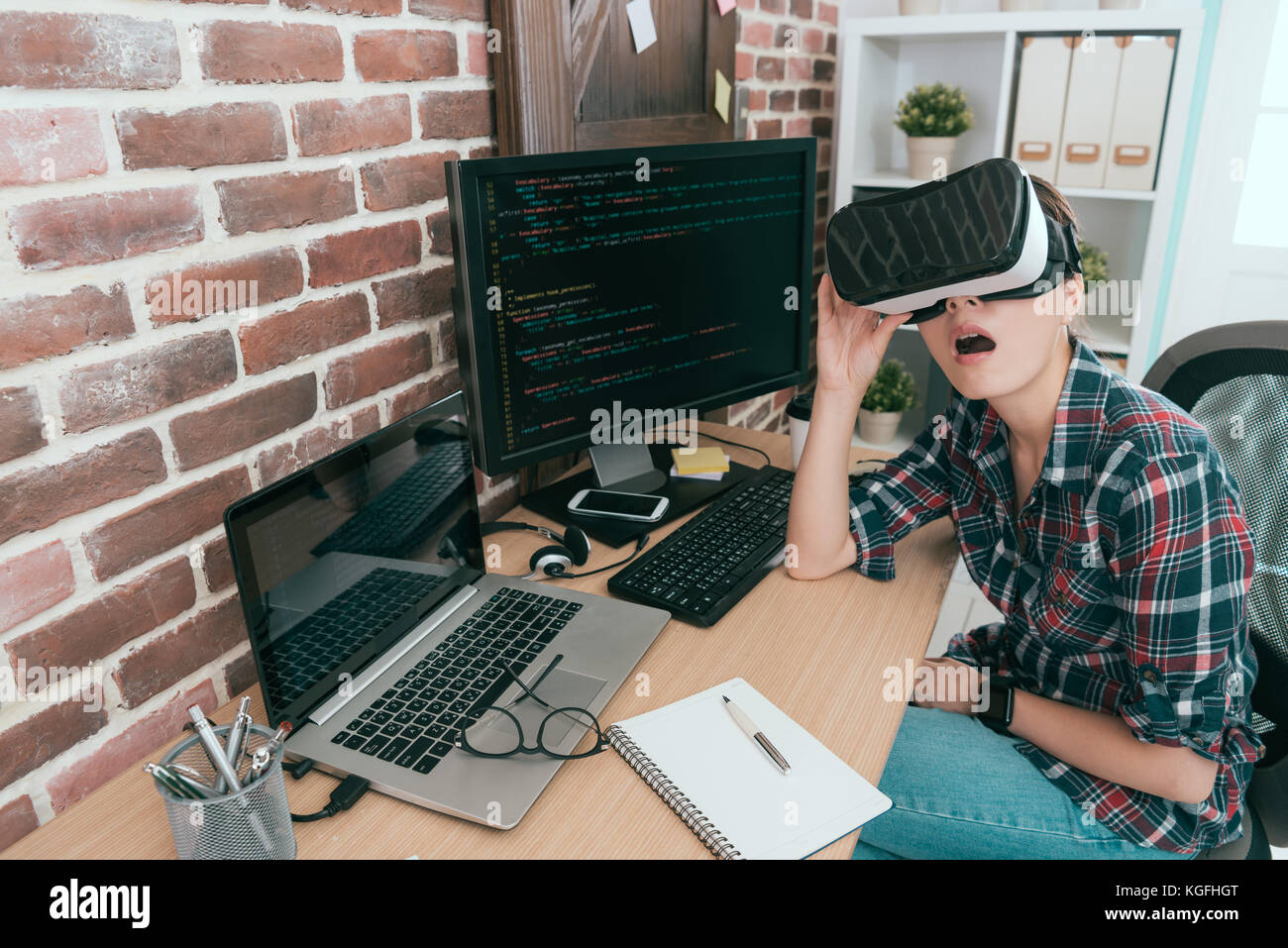 Aufgeregt Schönheit weiblicher Data System Entwickler, die mit Virtual reality Brillen erleben 3D-Simulator video in Office Gefühl unglaublich. Stockfoto
