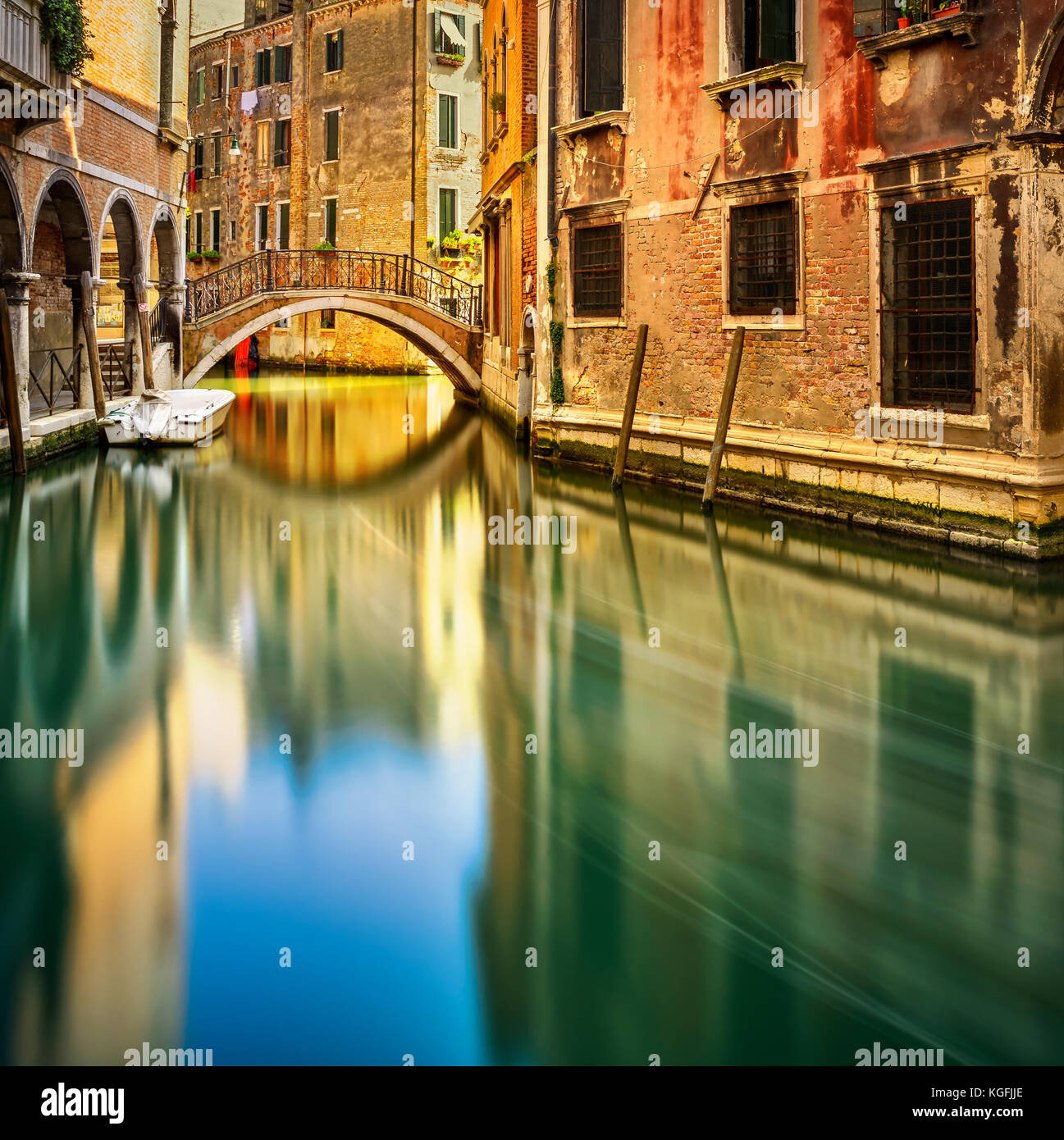 Venedig Sonnenuntergang Stadtbild, Brücke, Wasser, Kanal und traditionellen Gebäuden. Italien, Europa. lange Belichtung Stockfoto