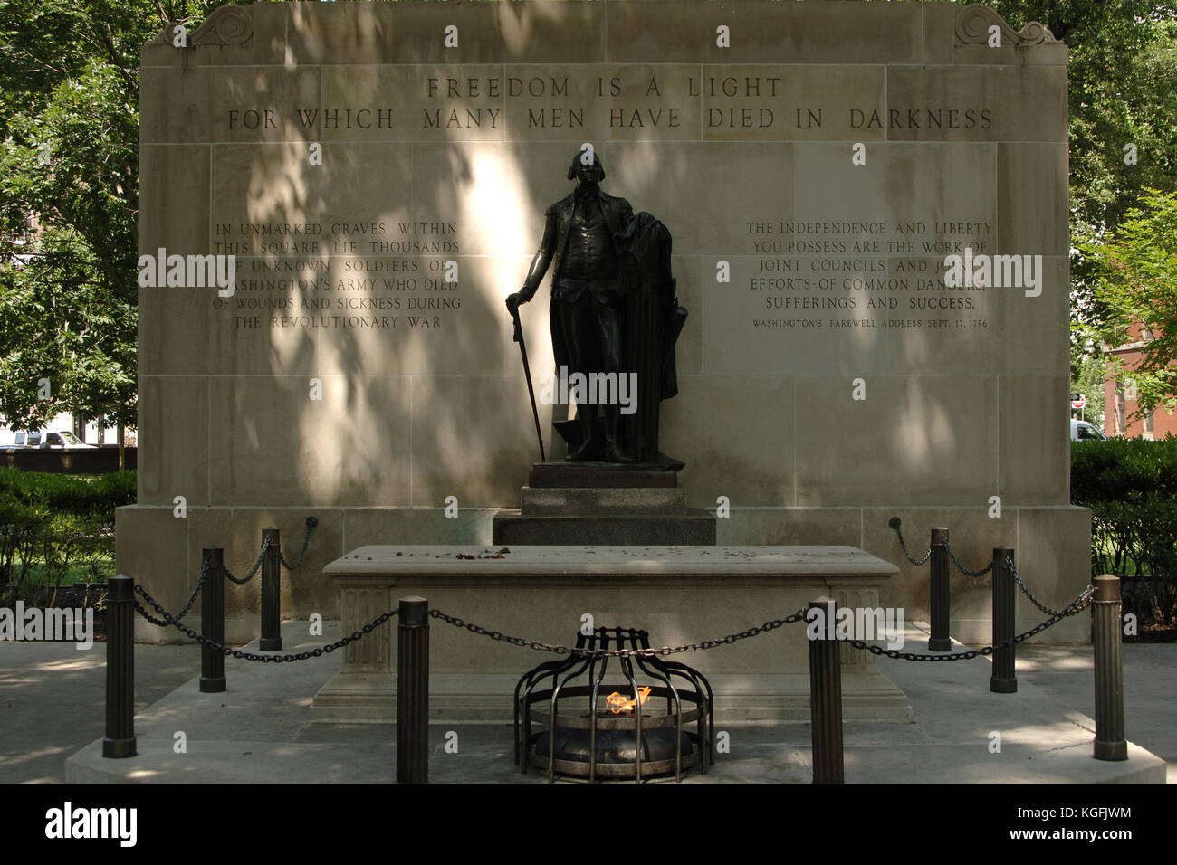 Vereinigten Staaten. Pennsylvania Philadelphia. Grab des Unbekannten revolutionären Krieg Soldat, 1957. Durch g. edwing brumbaugh (1890-1983) und die Statue von George Washington von Jean Antoine Houdon (1741-1828). Stockfoto