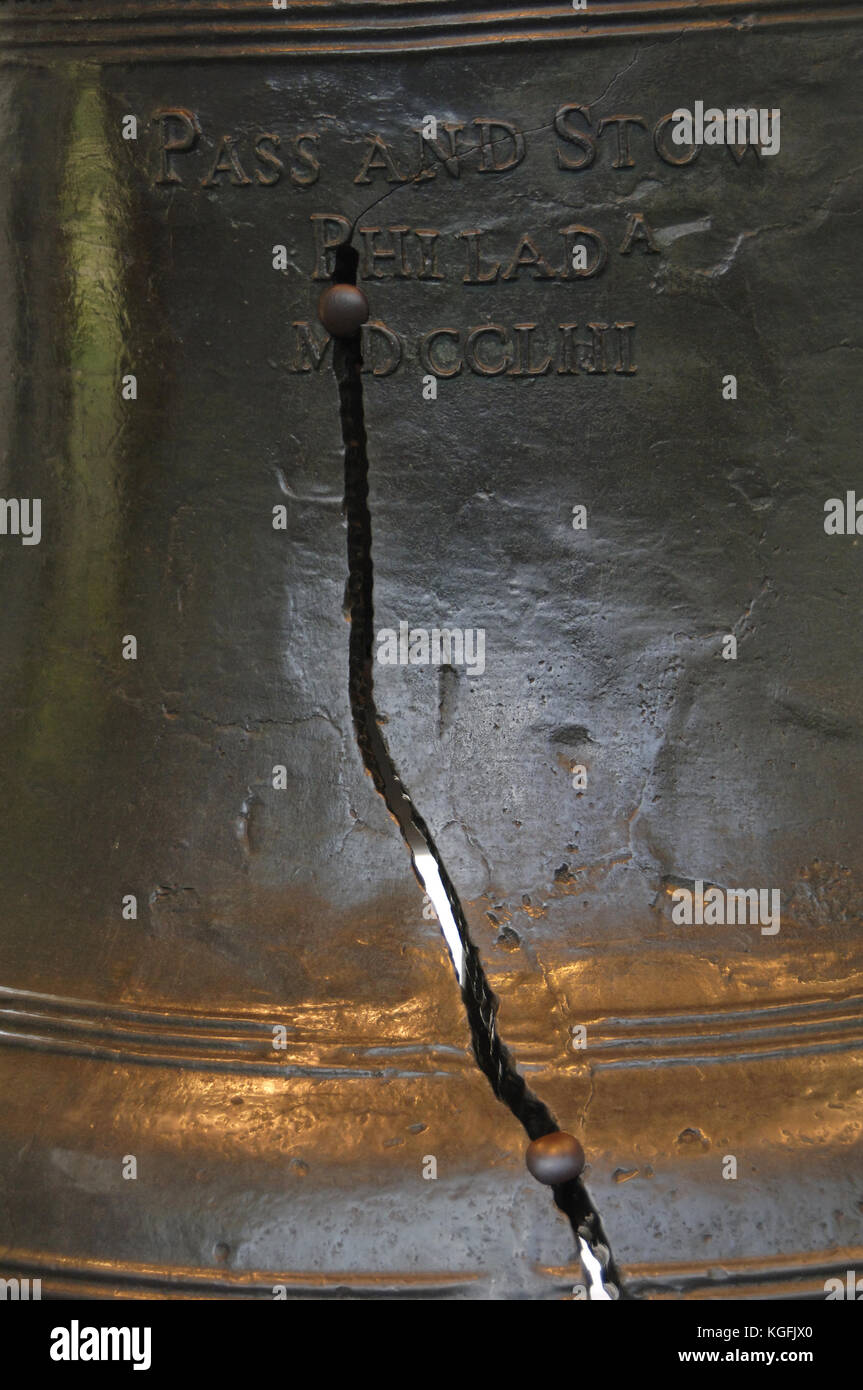 Liberty Bell. iconic Symbol der amerikanischen Unabhängigkeit. Detail. Liberty Bell Center, Independence National Historical Park. Philadelphia, Pennsylvania, USA. Stockfoto