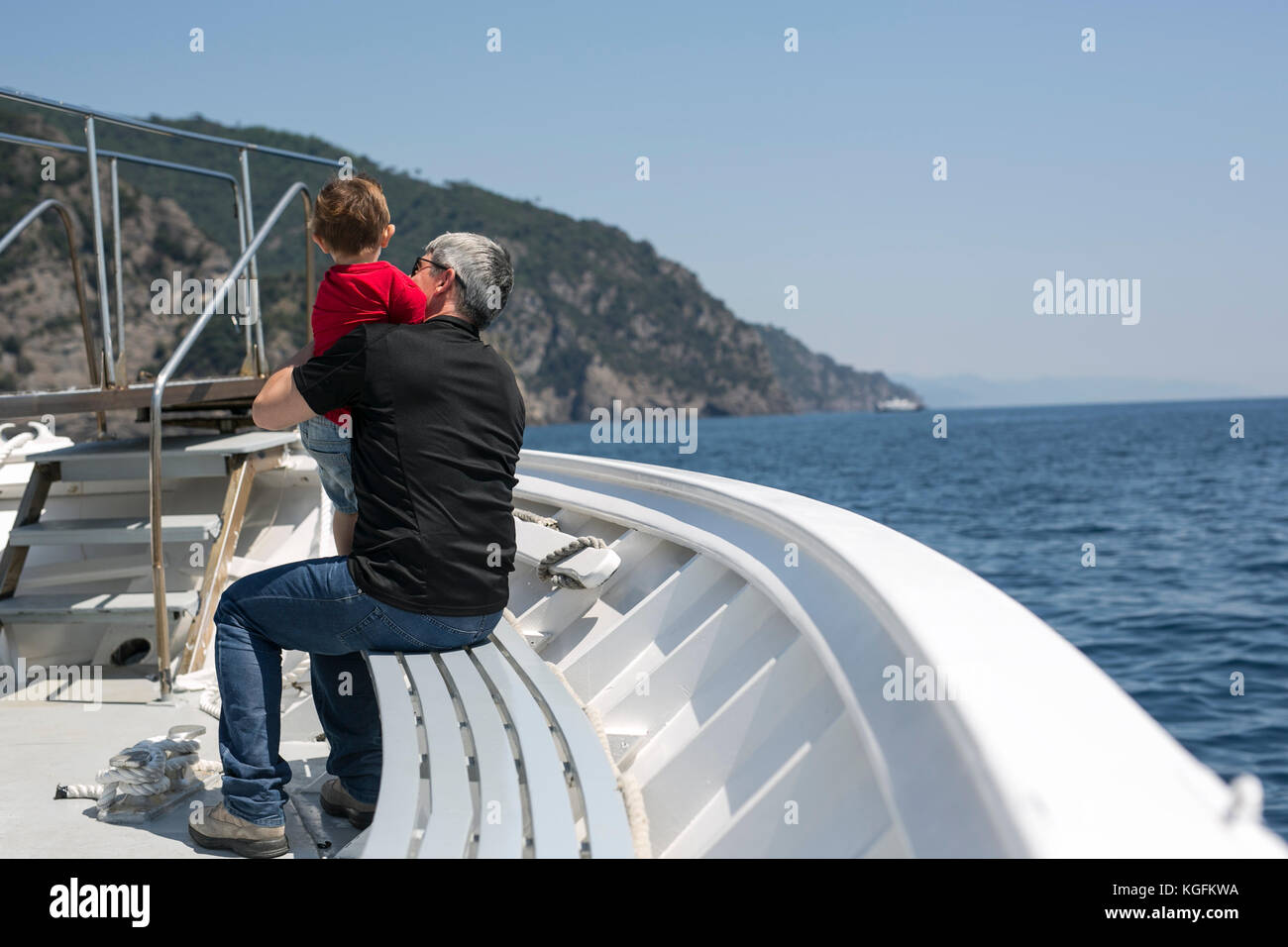 Vater und Sohn in einem Boot Stockfoto