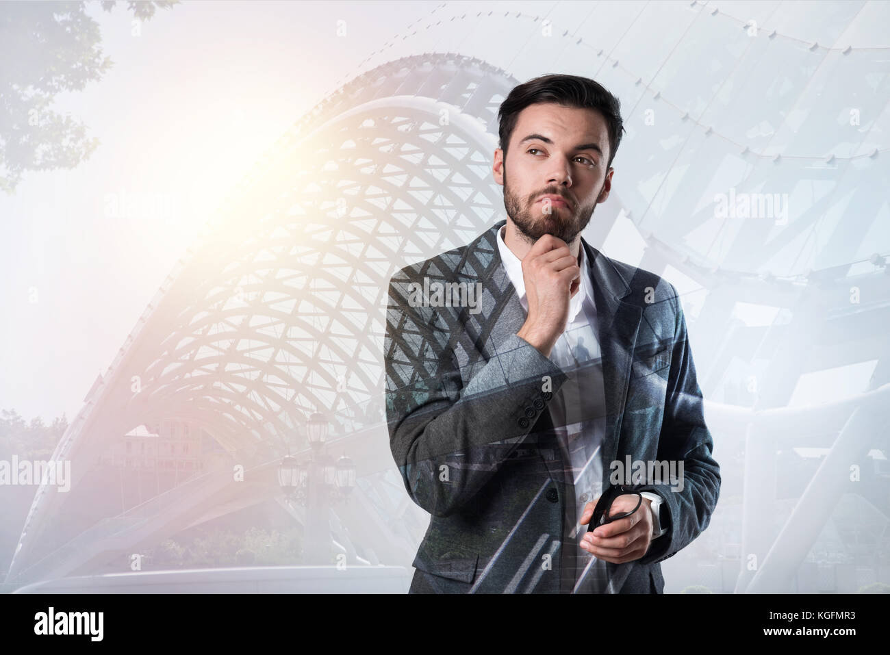 Smart eleganten Mann schaut nachdenklich und interessiert Stockfoto