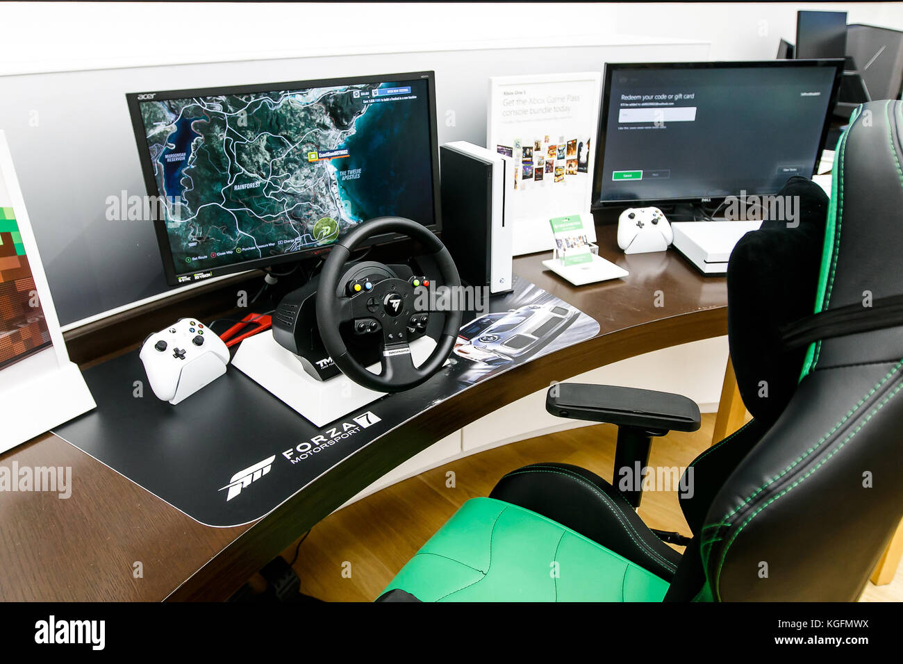 Forza Motorsport 7 Gaming System auf Anzeige an eine Microsoft Store im Prudential Center in Boston. Stockfoto