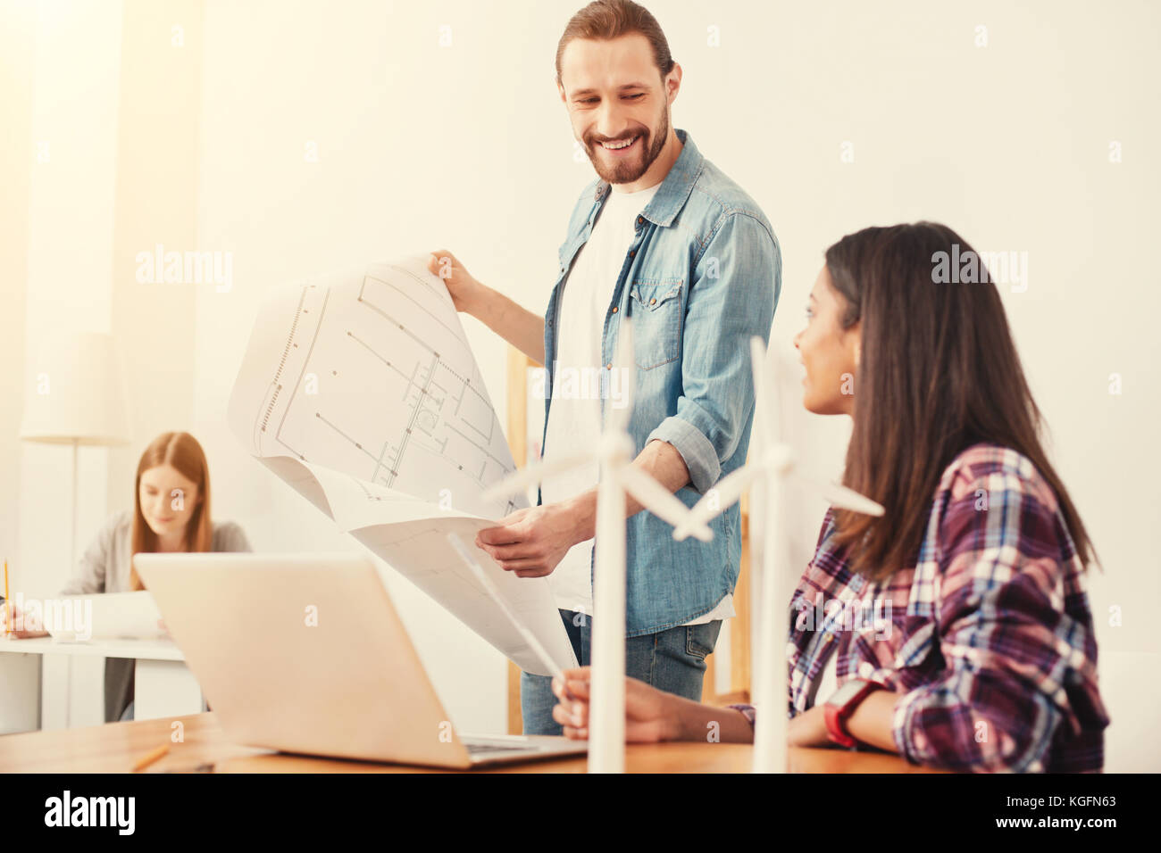 Bärtige Architekt Holding ein Schema einer Windenergieanlage Stockfoto