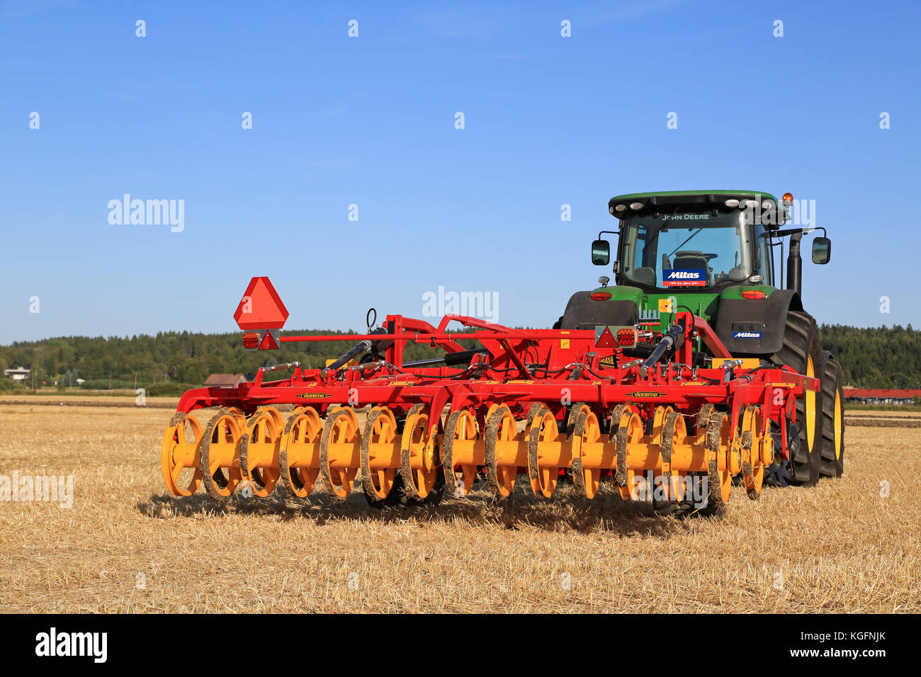 Salo, Finnland - 21 August 2015: Neue vaderstad Opus 400 Grubber und John Deere Traktor auf dem Feld an der Einrichtung von puontin peltopaivat Landwirtschaftliche h Stockfoto