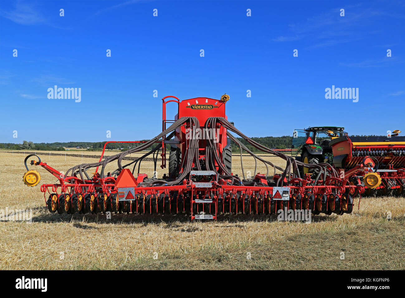Salo, Finnland - 21 August 2015: vaderstad Geist 600 c Drillmaschine und John Deere Traktor auf dem Feld an der von puontin peltopaivat landwirtschaftlichen ha festlegen Stockfoto