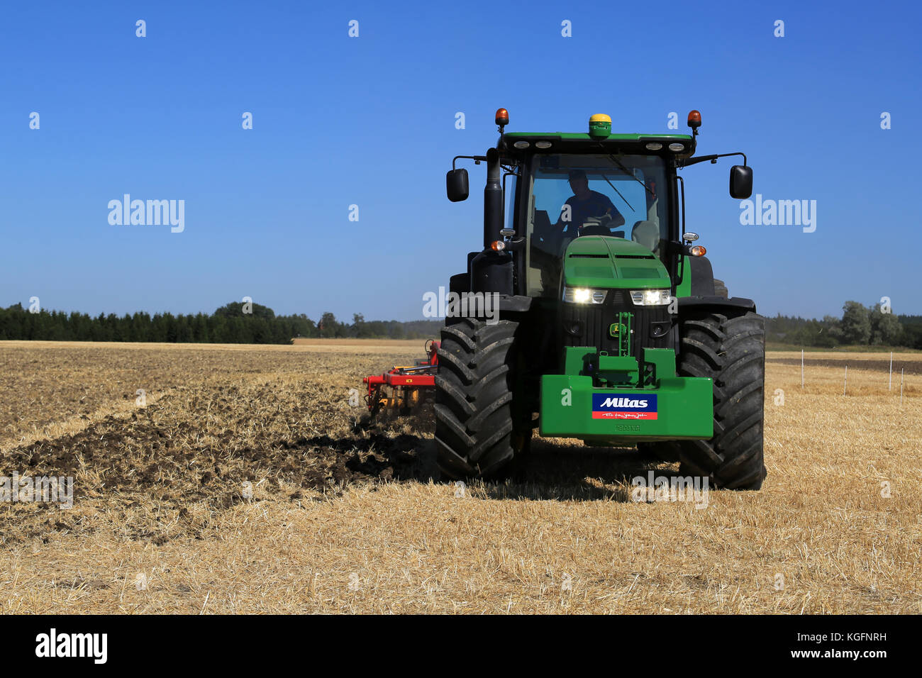 Salo, Finnland - 22. August 2015: unbenannte Bauer demonstriert die Kultivierung Feld mit John Deere 8370 r Traktor und Anhänger an puontin peltopaivat agr Stockfoto