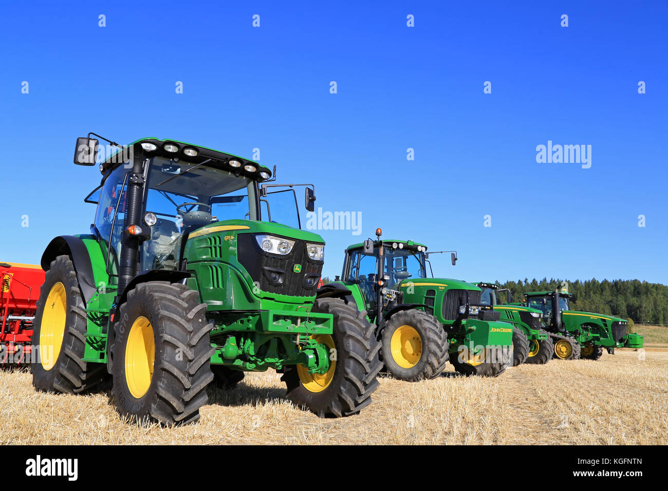 SALO, FINNLAND - 22. AUGUST 2015: Reihe von vier John Deere-Traktoren, 6115R und 7340 auf der linken Seite, in Puontin Peltopaivat Agricultural Har Stockfoto
