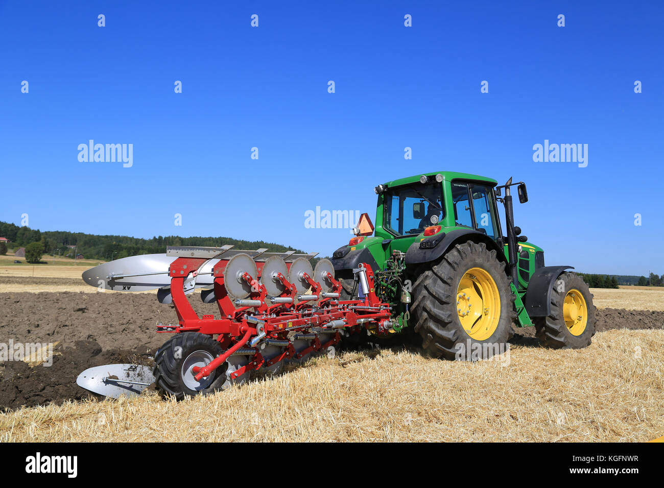 Salo, Finnland - 22. August 2015: unbenannte Landwirt betreibt John Deere 6630 Traktor und agrolux auf Feld bei puontin peltopaivat landwirtschaftliche Ernte Pflug Stockfoto
