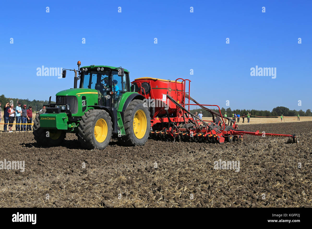 Salo, Finnland - 22. August 2015: unbenannte Bauer zeigt John Deere 7430 Traktor und vaderstad Geist 600 c Drillmaschine bei puontin peltopaivat agric Stockfoto