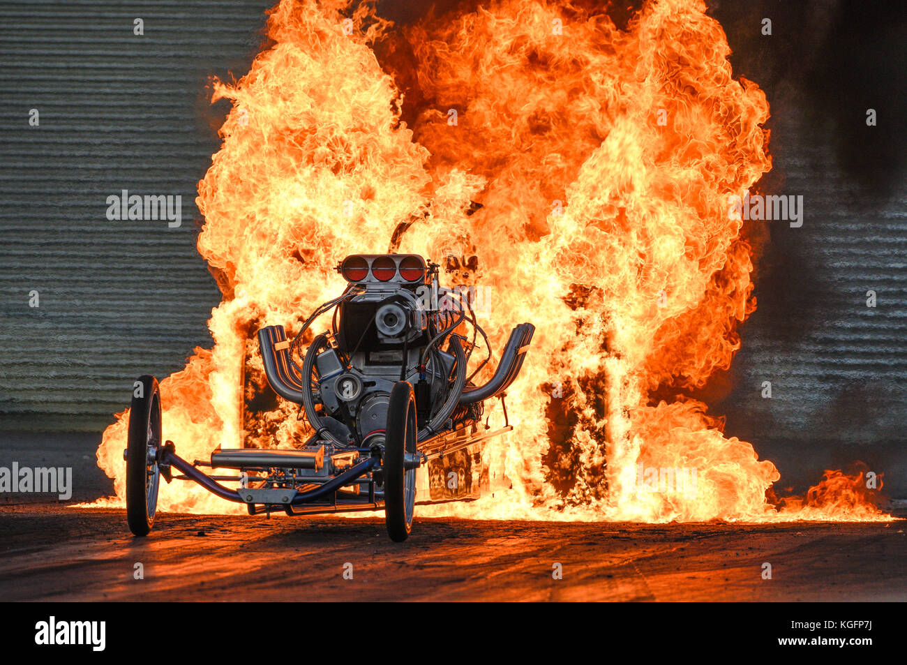 Drag racing flame burnout -Fotos und -Bildmaterial in hoher Auflösung ...