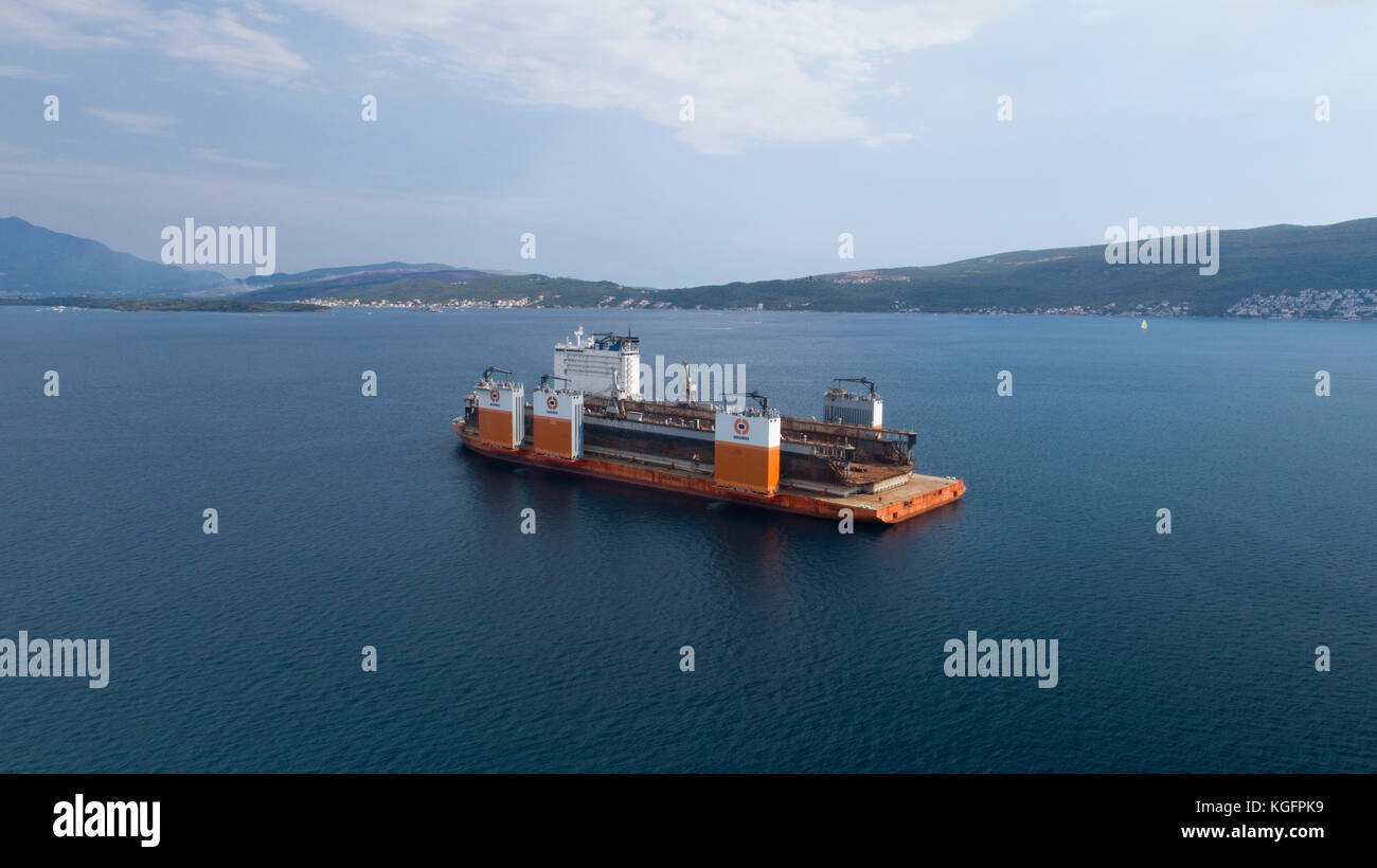 Montenegro - Tivat, 4. August 2017: Heavy lift Schiff Dockwise Vanguard kam zu Montenegro das Schwimmdock zu nehmen Stockfoto