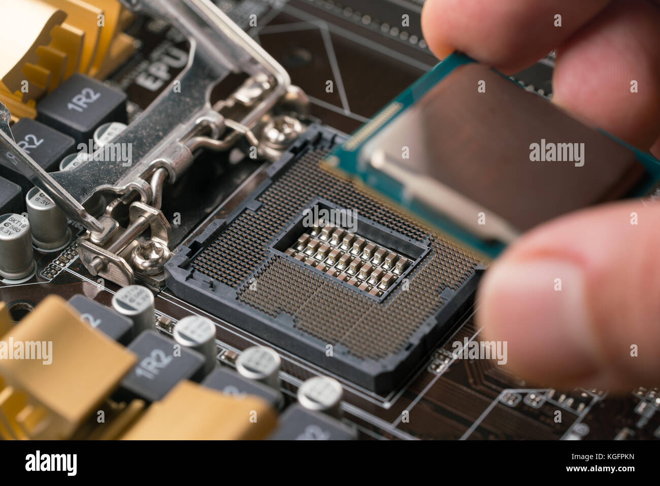Techniker plug in CPU Mikroprozessor Sockel an der Hauptplatine Stockfoto
