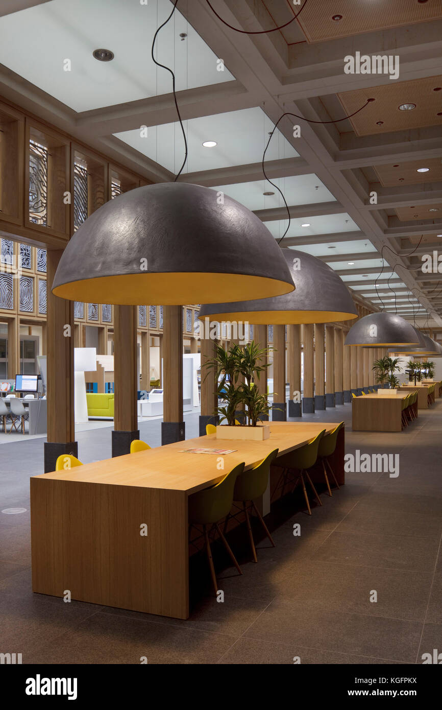 Interne Kolonnade im zentralen Atrium mit Schreibtischen und große Deckenlicht. Deventer City Hall, Deventer, Niederlande. Architekt: Neutelings Riedijk Ar Stockfoto