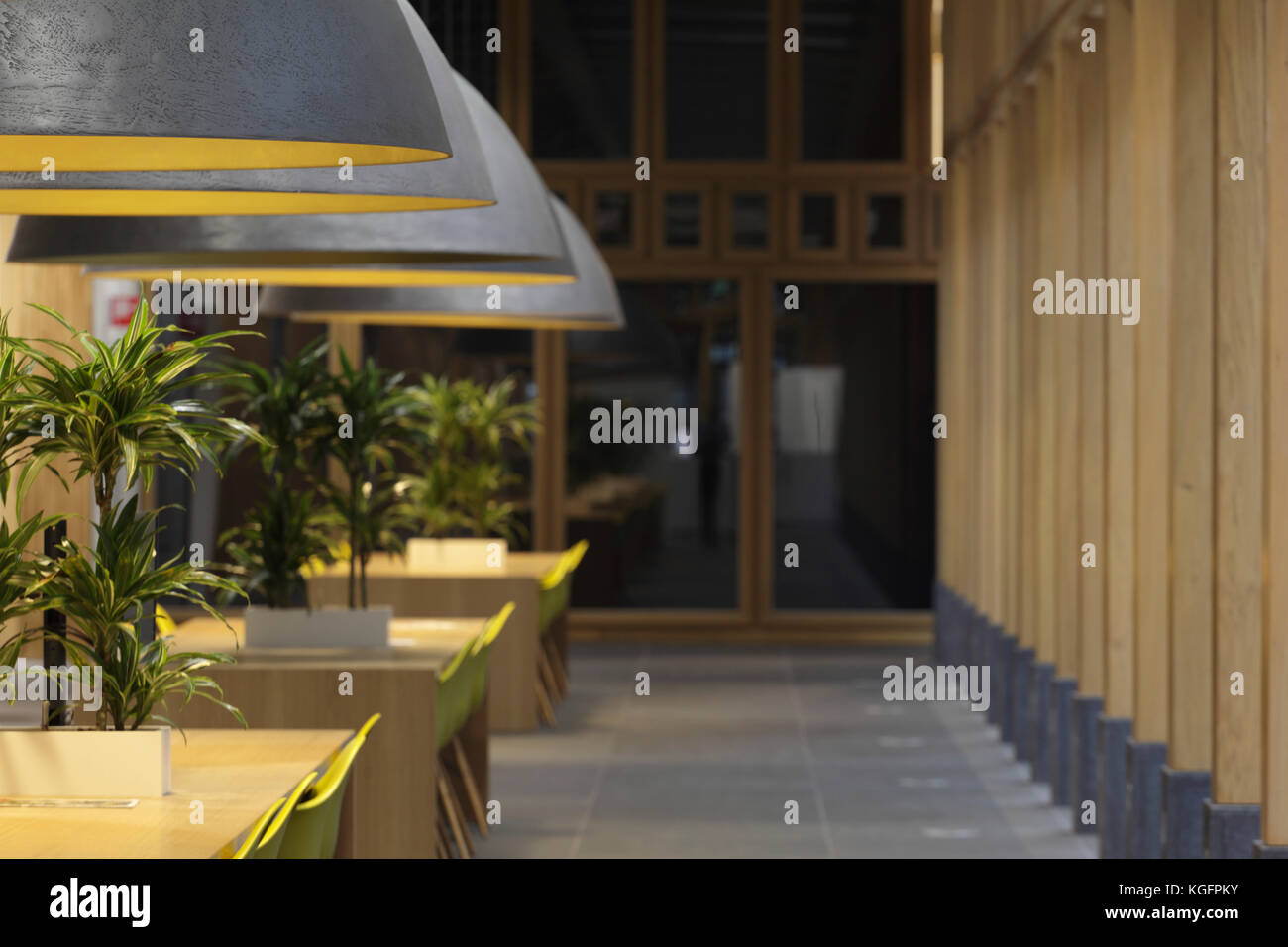 Detailansicht der Schreibtische und große Deckenlicht im internen Kolonnade im zentralen Atrium. Deventer City Hall, Deventer, Niederlande. Architekt: Neutel Stockfoto