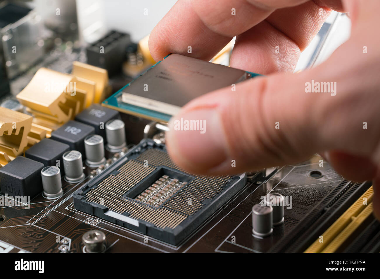 Techniker plug in CPU Mikroprozessor Sockel an der Hauptplatine Stockfoto