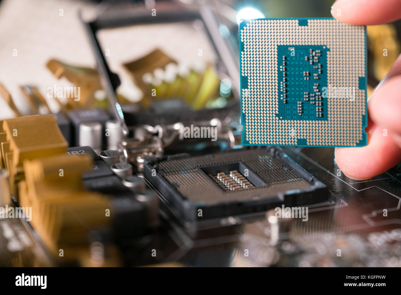 Techniker plug in CPU Mikroprozessor Sockel an der Hauptplatine Stockfoto