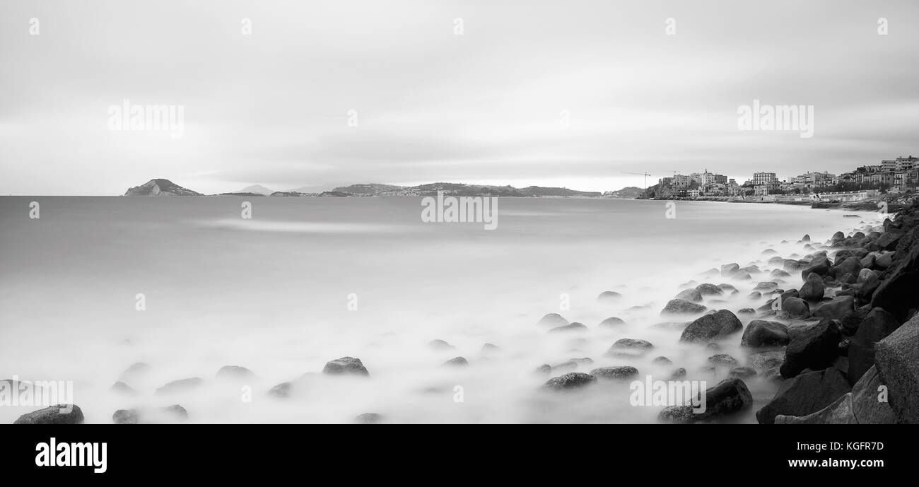 Bucht von Pozzuoli, Neapel, Italien. Zeit hinfällig. Stockfoto