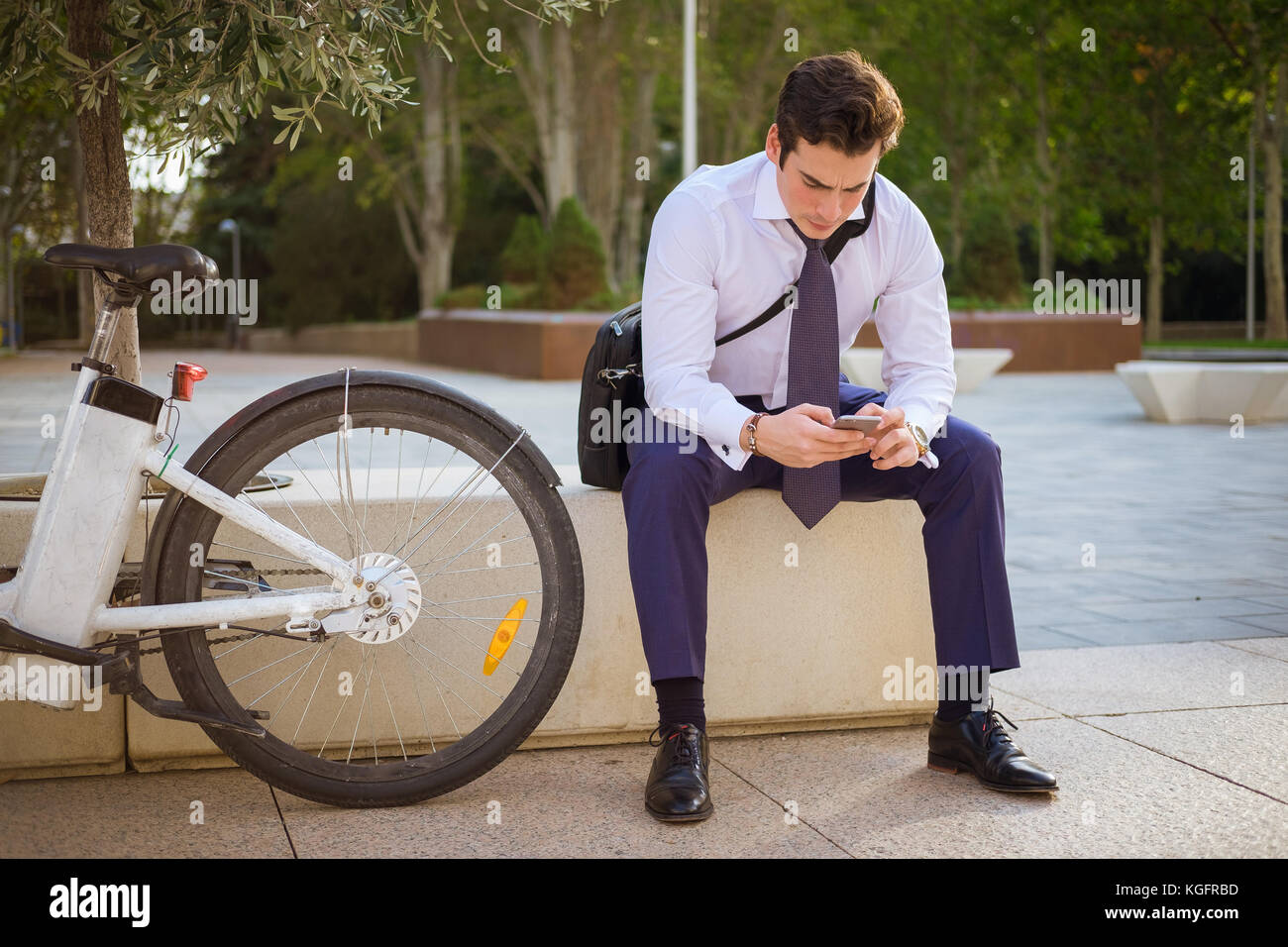 Mit dem fahrrad zur arbeit Fotos und Bildmaterial in hoher Auflösung Alamy