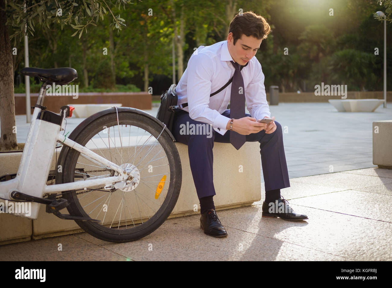 Junge Unternehmer mit dem Fahrrad in der Stadt zu arbeiten. Stockfoto