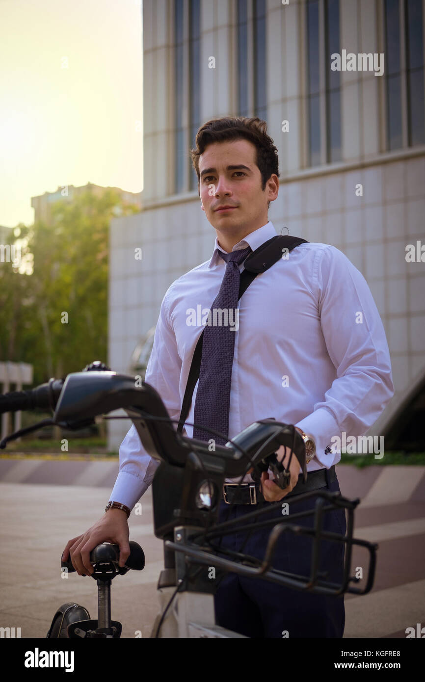 Junge Unternehmer mit dem Fahrrad in der Stadt zu arbeiten. Stockfoto