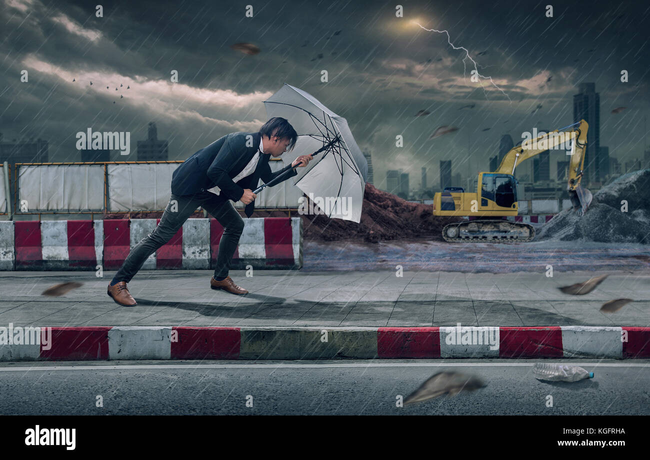 Geschäftsmann mit weißer Schirm selbst Schutz vor dem Sturm. Business schwere Aufgaben und Probleme. Stockfoto