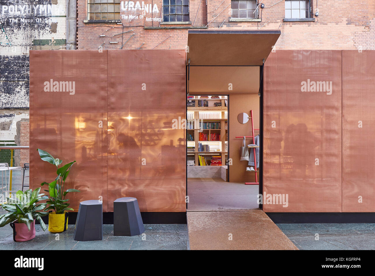 Eingangstür Pavillon öffnen. Der Stack - Mini Living Urban Kabine, London, Vereinigtes Königreich. Architekt: Sam Jacob Studio, 2017. Stockfoto