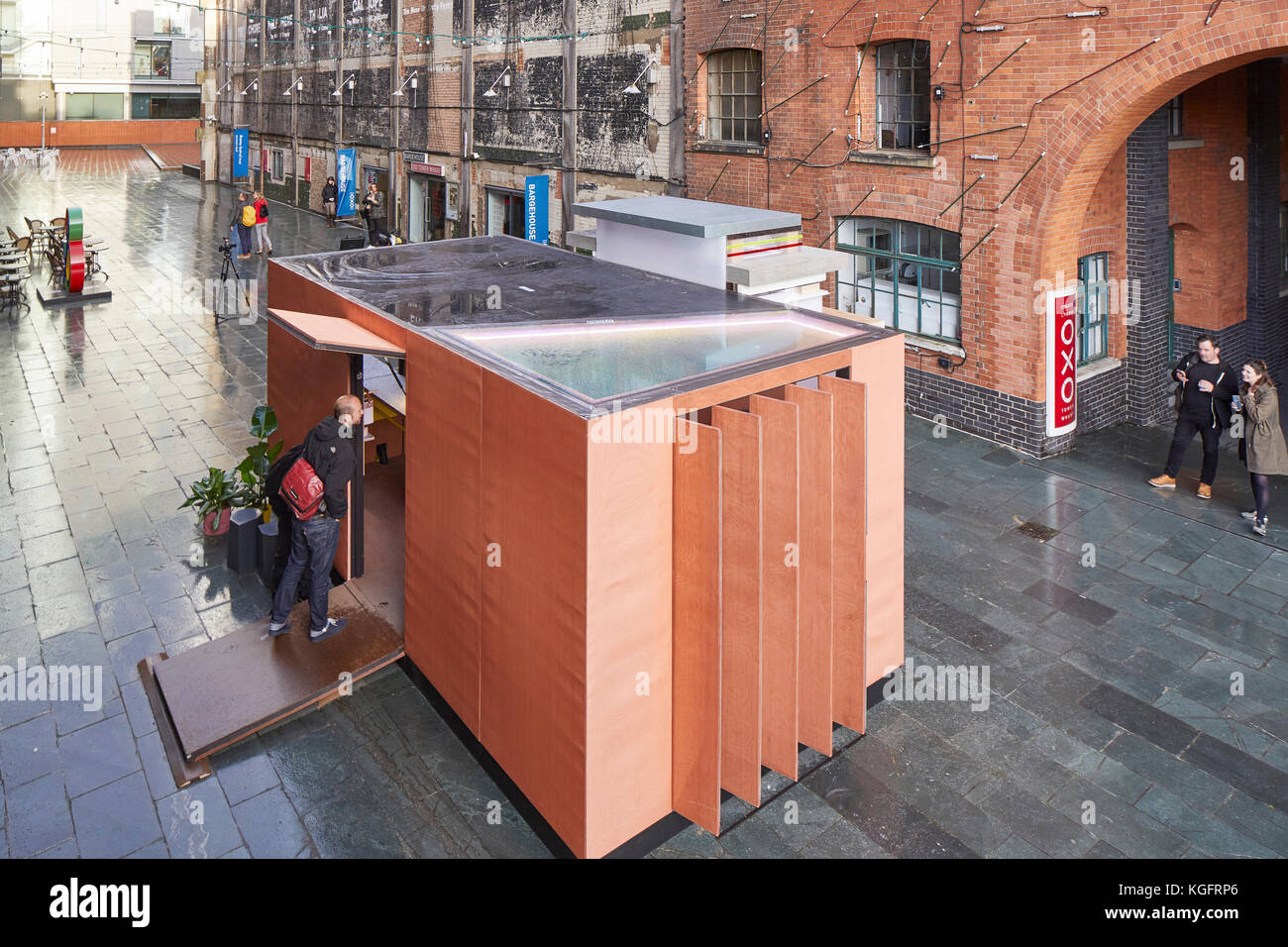 Temporärer Pavillon im Kontext. Der Stack - Mini Living Urban Kabine, London, Vereinigtes Königreich. Architekt: Sam Jacob Studio, 2017. Stockfoto