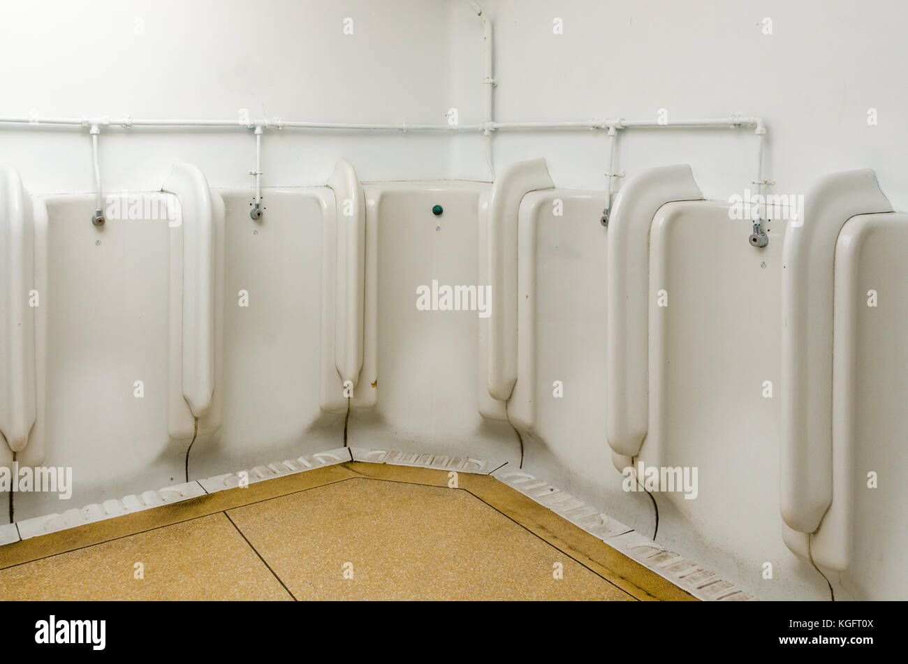 Altmodische keramische Urinale für Männer in der öffentlichen Toilette in Plymouth, Großbritannien Stockfoto