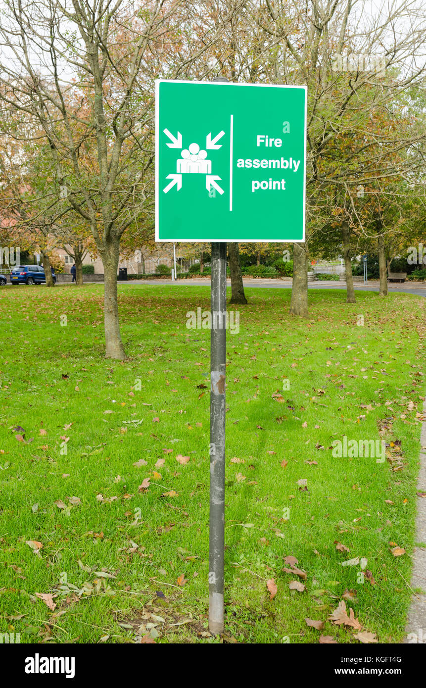Wegweiser für Sammelplatz im Brandfall in Armada Way, Plymouth, Großbritannien Stockfoto