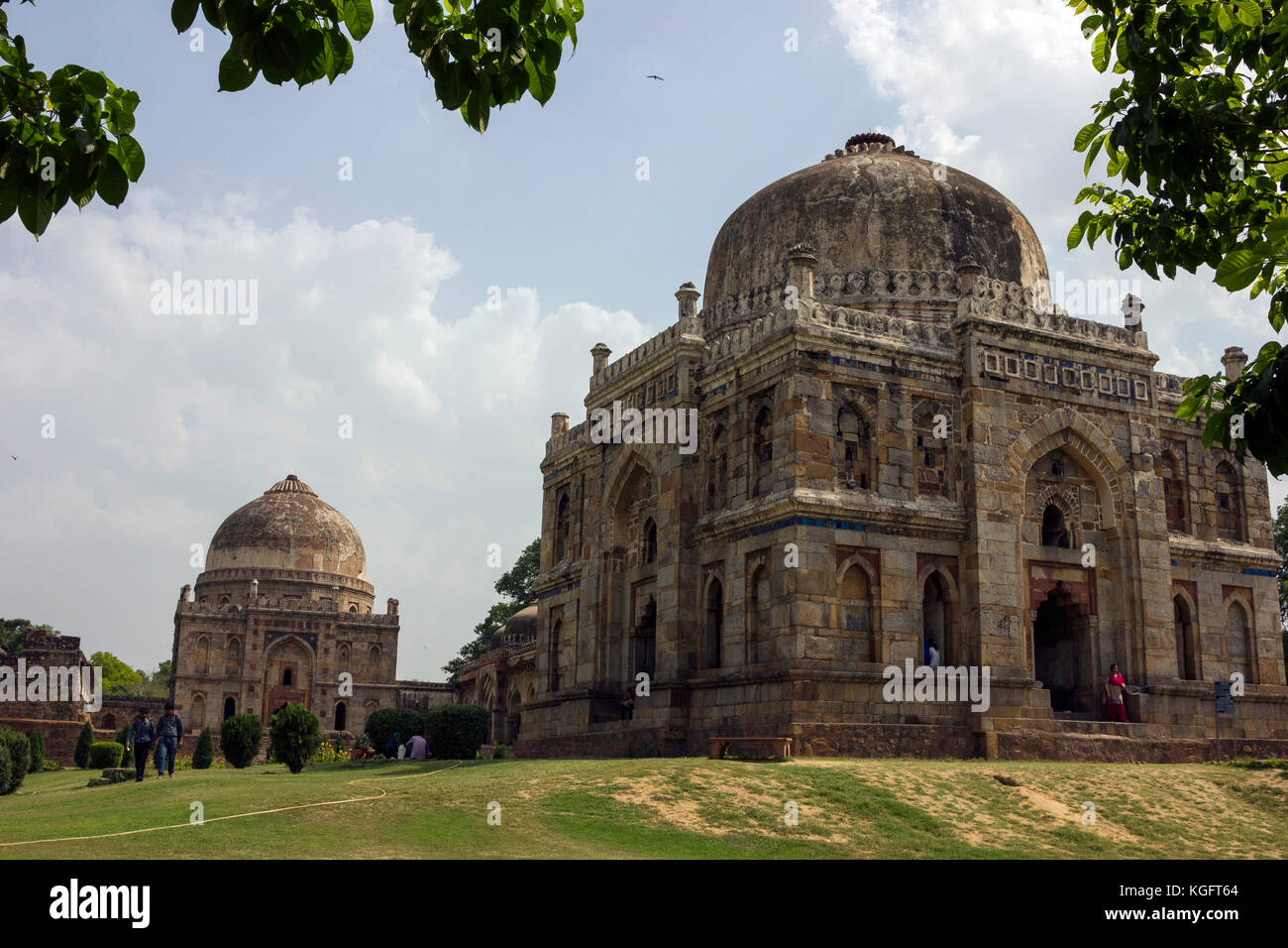 Bara Gumbad ist ein altes Denkmal in Lodhi Garten in Delhi, Indien. Stockfoto