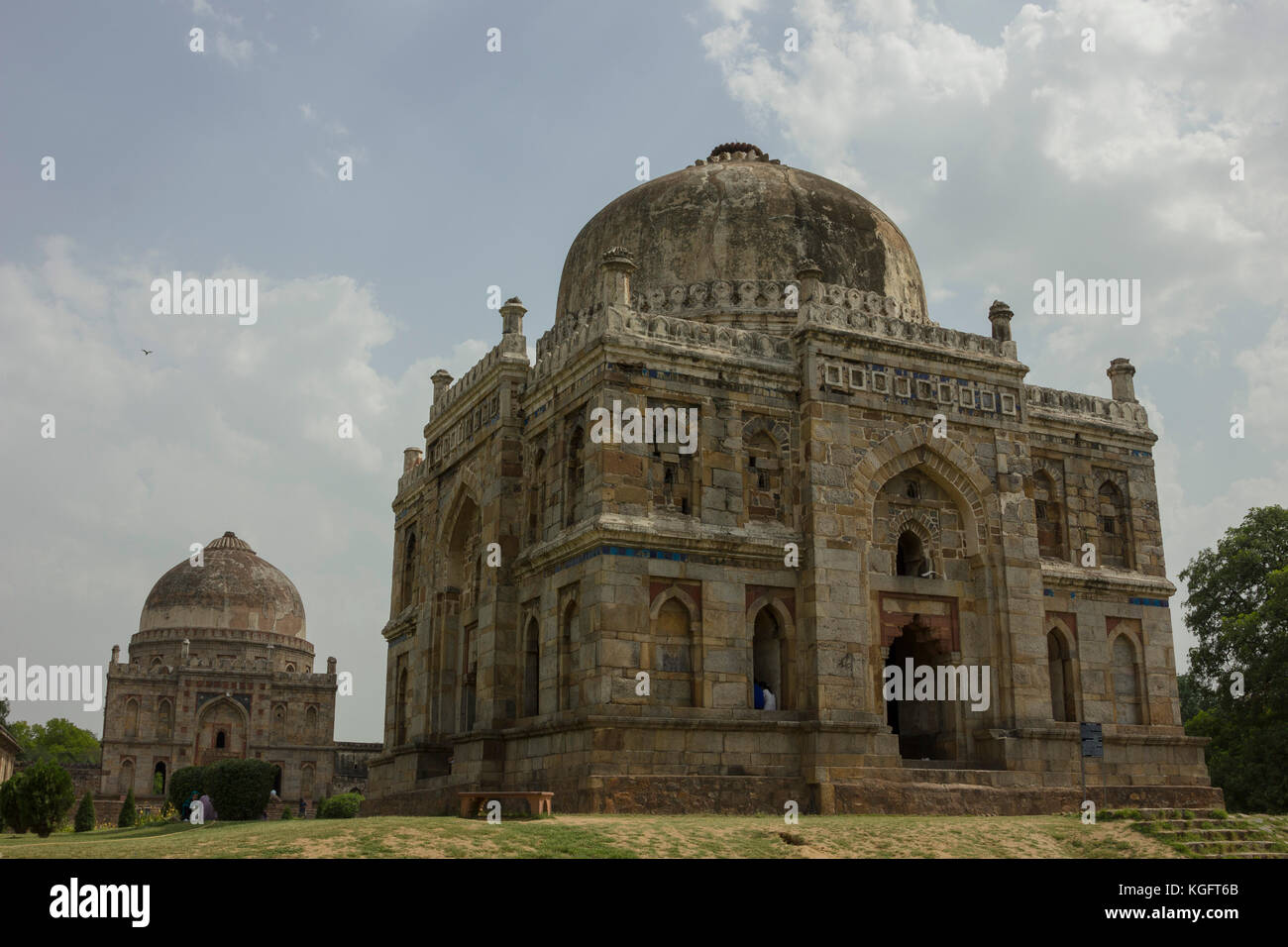 Bara Gumbad ist ein altes Denkmal in Lodhi Garten in Delhi, Indien. Stockfoto