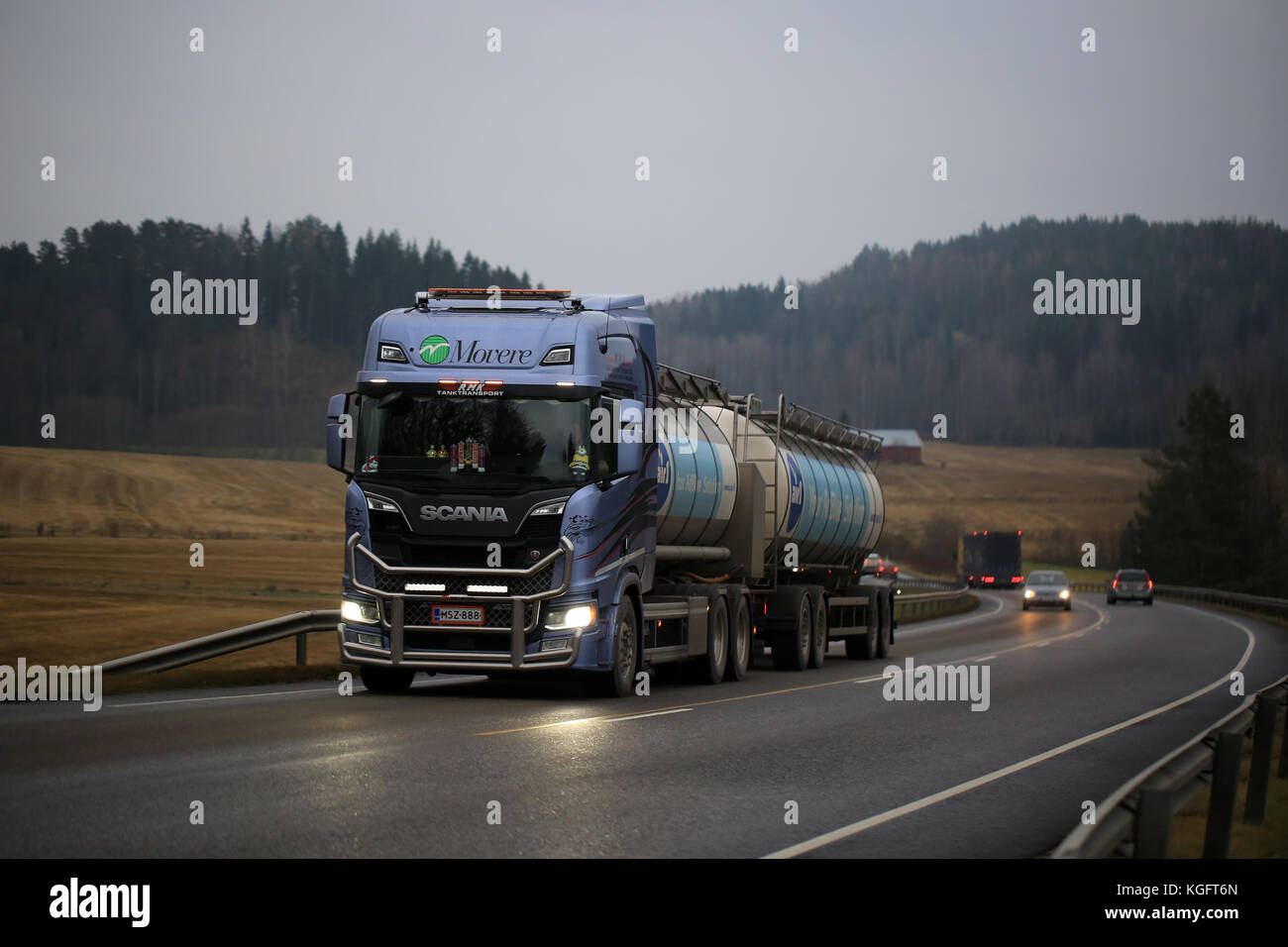 Salo, Finnland - 5 November, 2017: Maßgeschneiderte next generation Scania R520 tank Truck von Rmk liikenne-trans Oy Transporte adblue Flüssigkeit entlang der Autobahn in Stockfoto