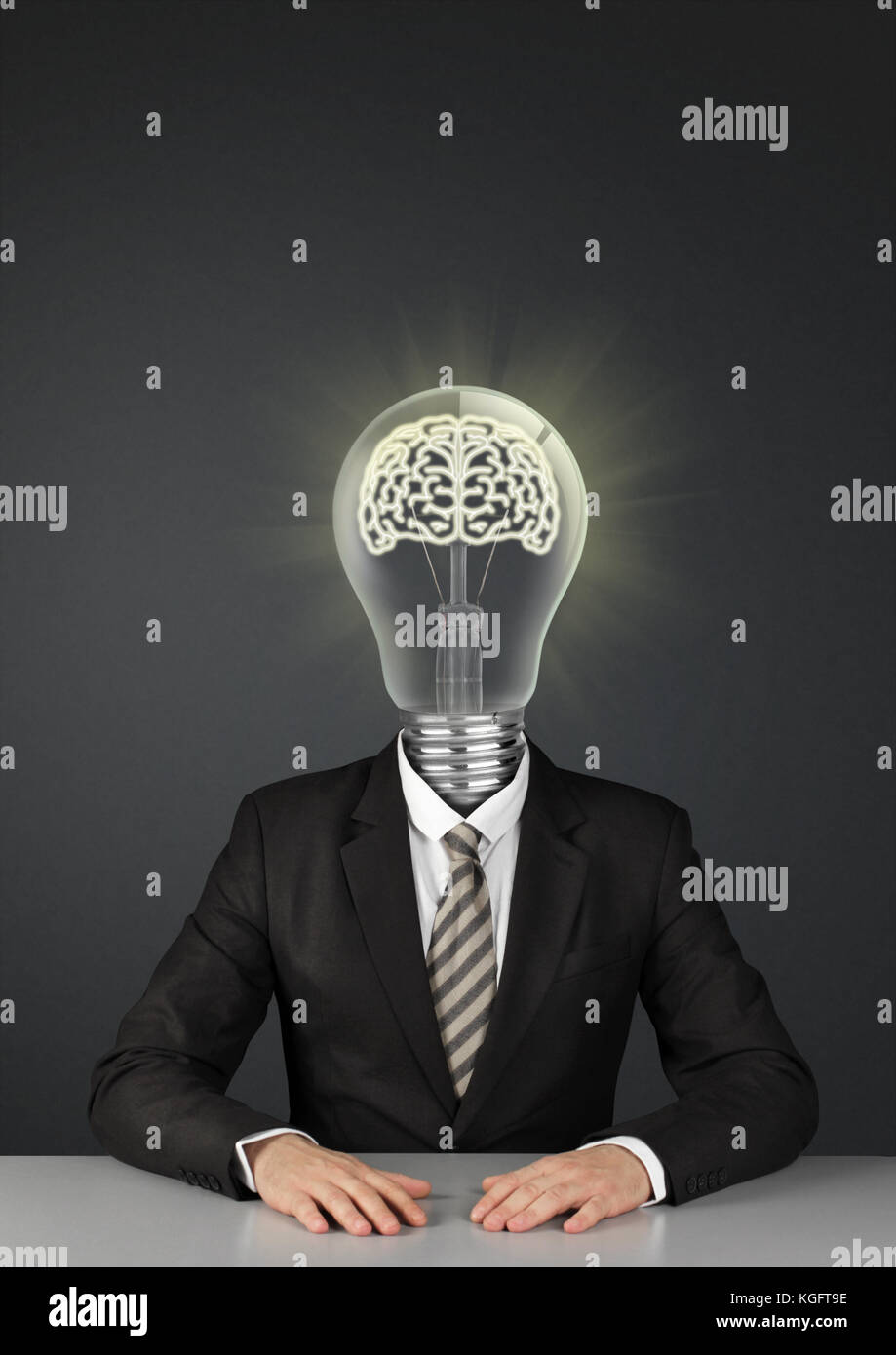 Geschäftsmann auf Schwarz mit Glühbirne anstelle von Kopf, tolle Ideen, Konzept Stockfoto