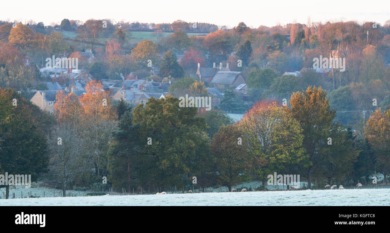 South Newington Dorf im Herbst Frost bei Sonnenaufgang. South Newington, Oxfordshire, England. Panoramablick Stockfoto