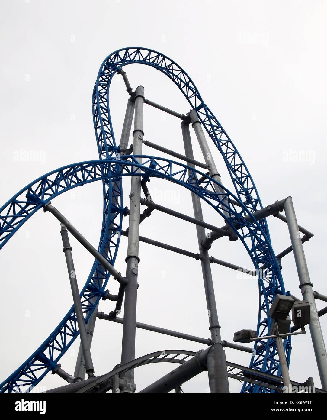 Konzeptionelle Bild von steilen, Verdrehen, dramatischen Blau Achterbahn Titel gegen einen bewölkten Himmel. Stockfoto