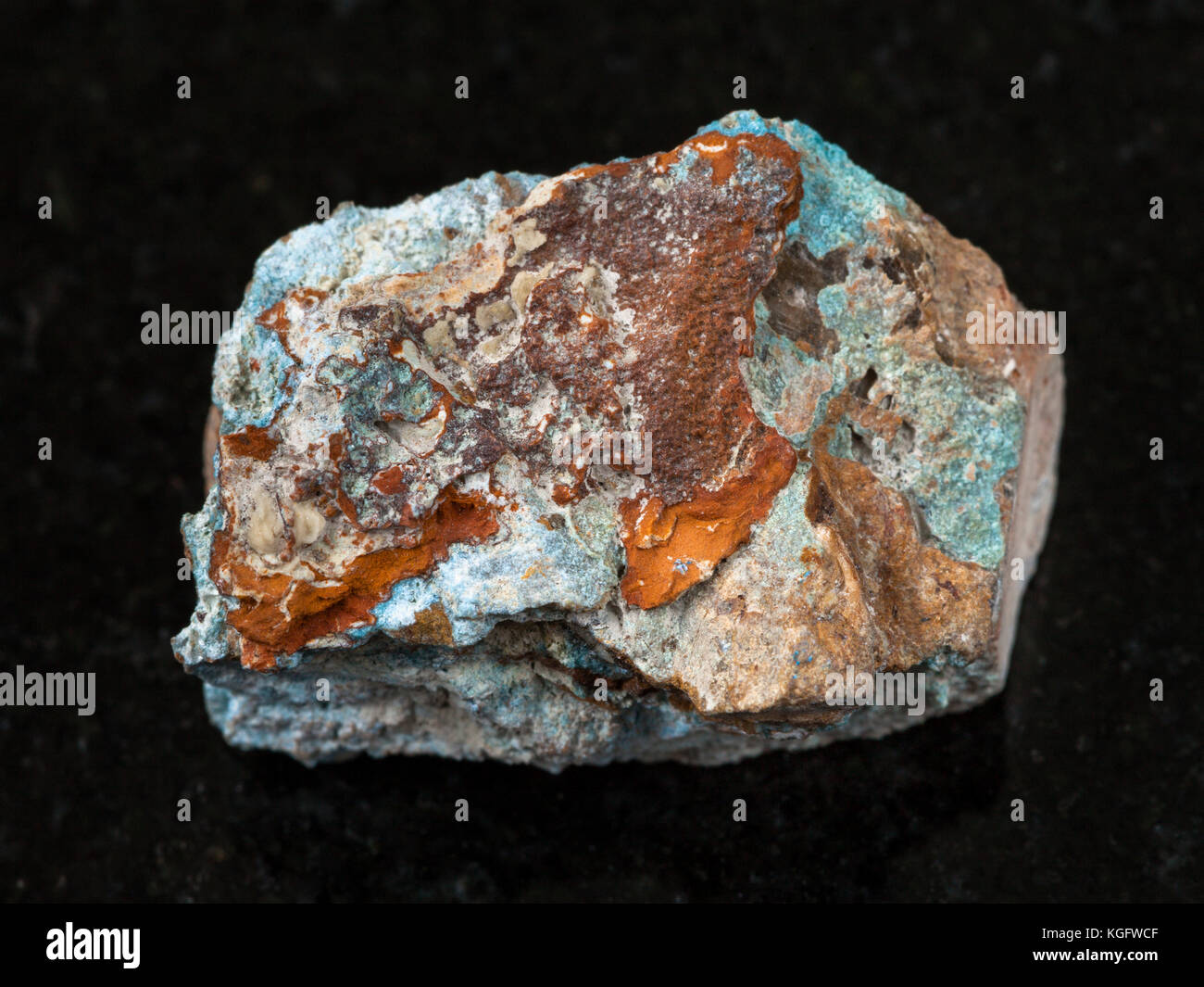 Makroaufnahmen von natürlichen Mineralgestein Muster - Grobe scorodite Stein auf dunklem Granit Hintergrund aus jezkazgan Region, Kasachstan Stockfoto