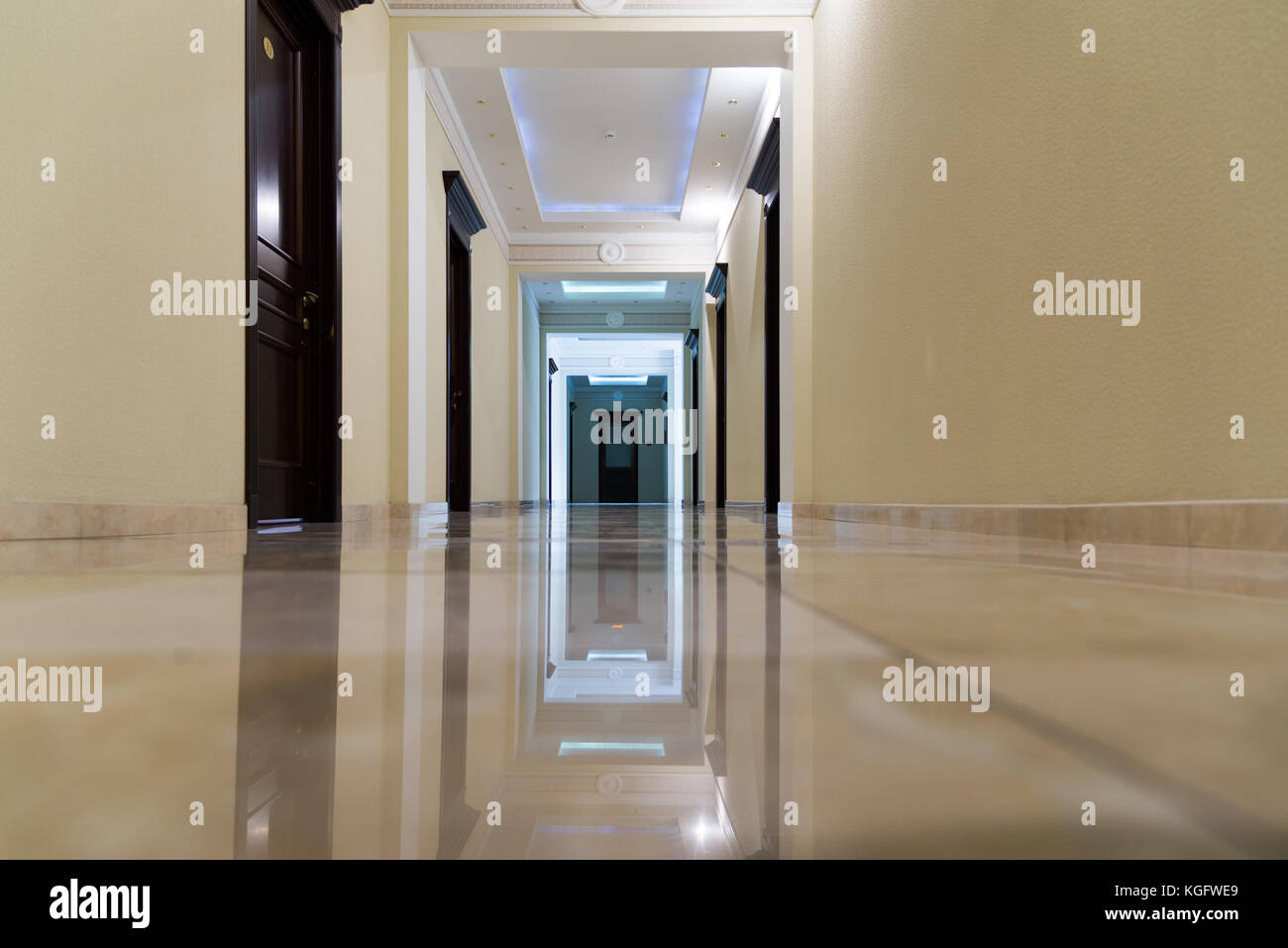 Flur mit Marmorboden im Hotel Stockfoto