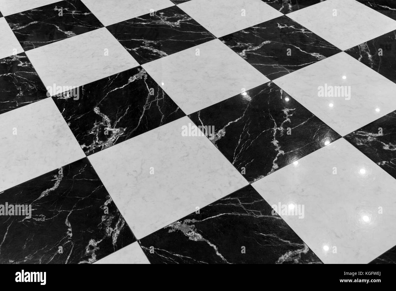 Boden aus schwarzem und weißem Marmor Fliesen Stockfoto