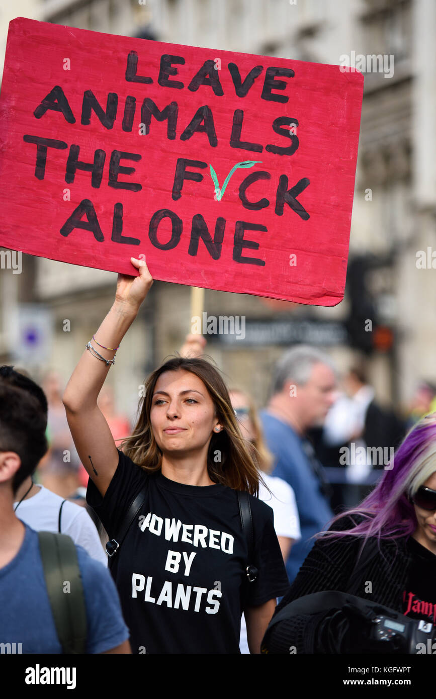 Profanität auf Plakat. Weibliche vegane Aktivistin protestiert in Whitehall London während einer demonstrationsmarsch für Tierrechte Stockfoto